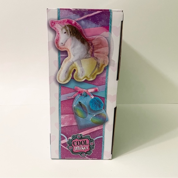 Cool Maker - Deluxe Sew N Style Sewing Machine with Pom Pom Maker Attachment - Picture 6 of 16